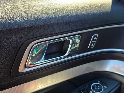 Used 2017 Ford Explorer XLT image 25