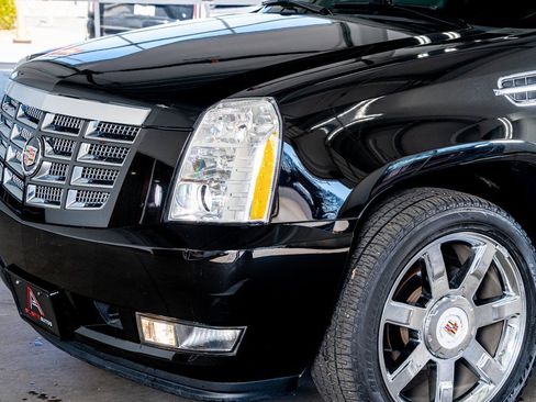 Used 2014 Cadillac Escalade Luxury image 12