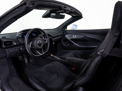Used 2025 McLaren Artura Spider RWD image 18