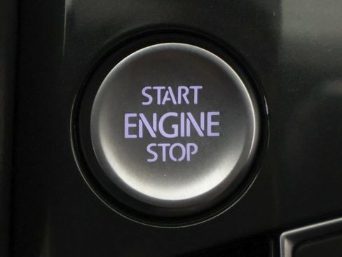 Used 2021 Volkswagen Tiguan SE AWD/4WD image 39