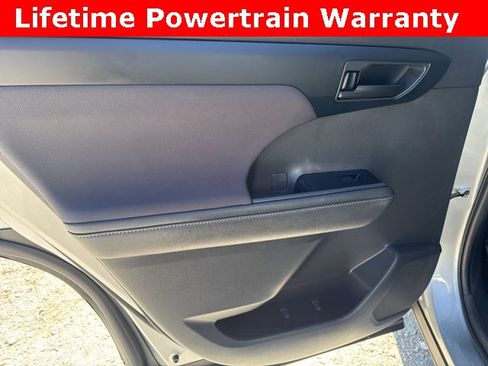 Used 2023 Toyota Highlander LE image 22