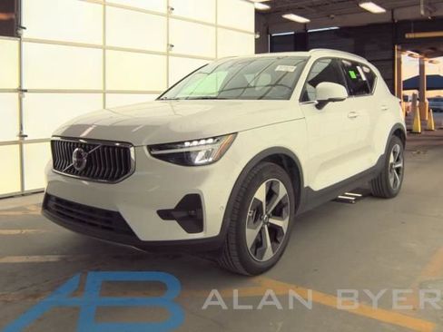 Used 2025 Volvo XC40 B5 Plus AWD/4WD image 1