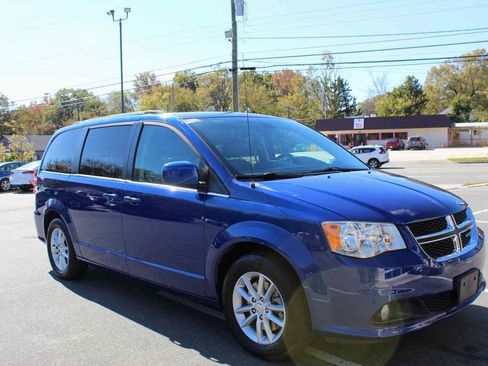 Used 2019 Dodge Grand Caravan SXT image 3
