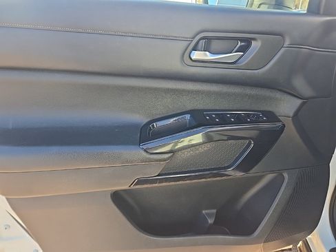 Used 2022 Nissan Pathfinder SV w/ SV Black Package image 12