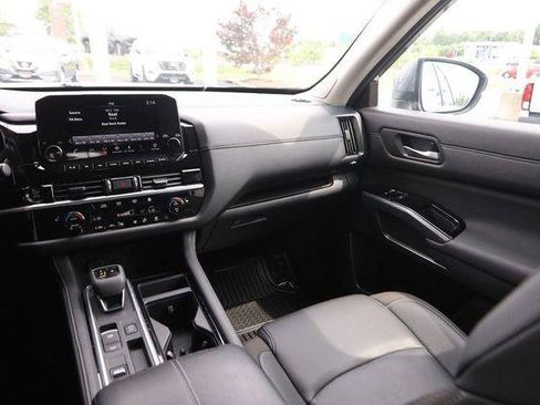 Certified 2025 Nissan Pathfinder SL w/ SL Premium Package FWD image 45