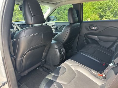 Used 2022 Jeep Cherokee Limited image 8