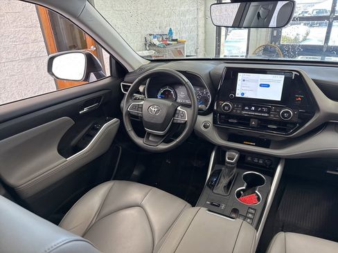 Certified 2024 Toyota Highlander XLE image 49
