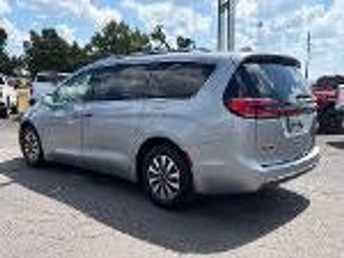 Used 2021 Chrysler Pacifica Touring-L w/ Premium & Safety Sphere Group FWD image 3
