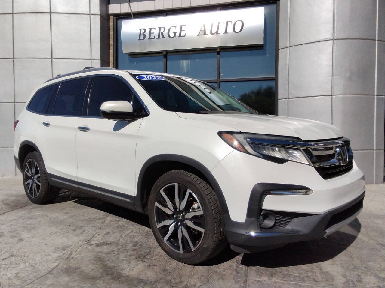 Used 2022 Honda Pilot Touring image 1