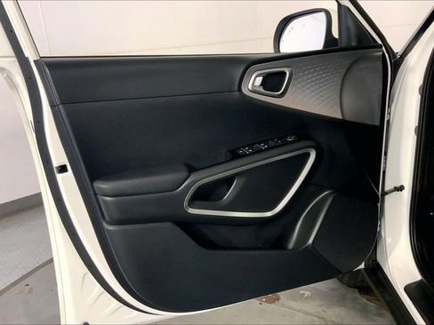 Used 2025 Kia Soul LX FWD image 24