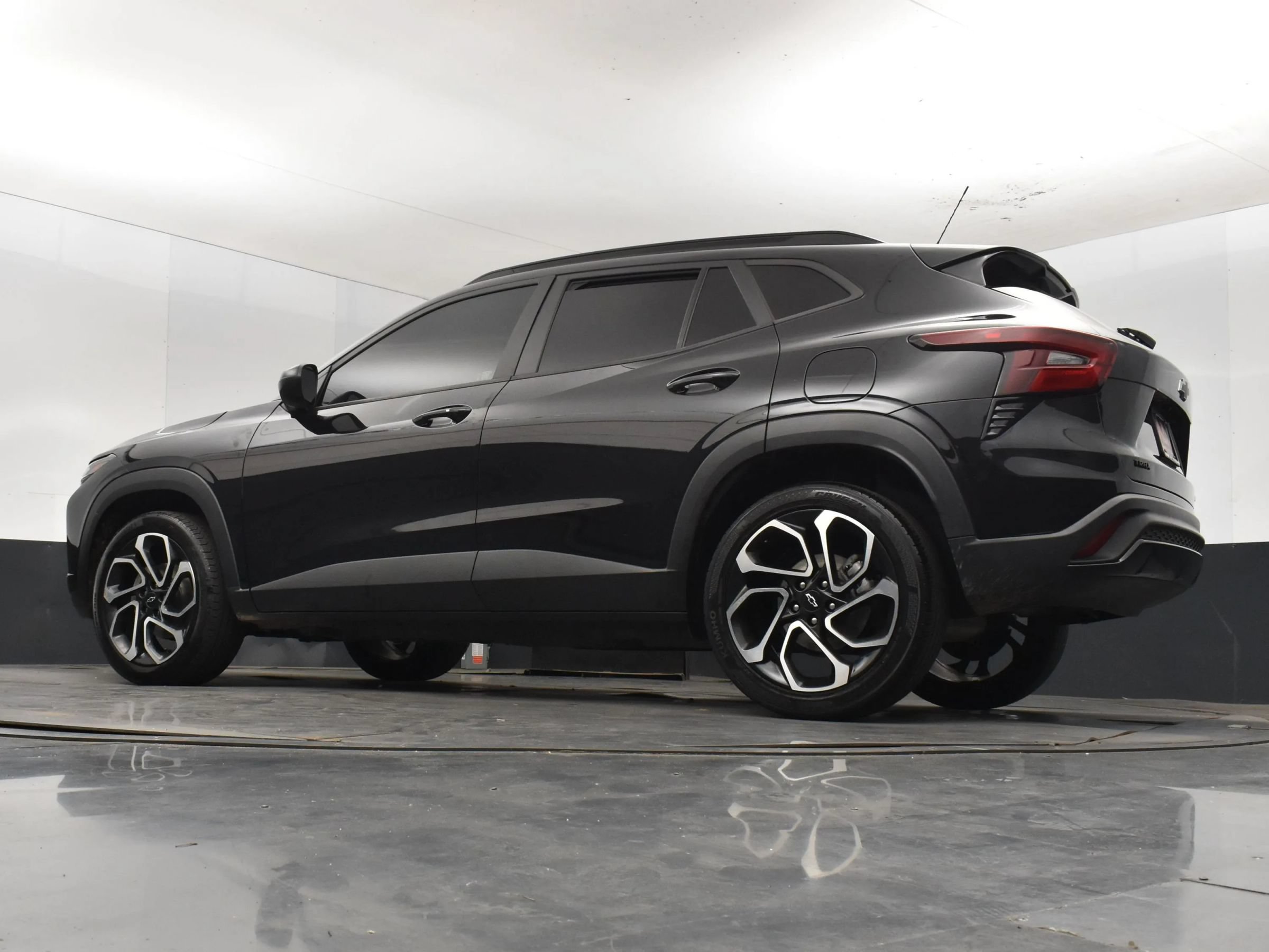 Used 2025 Chevrolet Trax RS FWD image 12