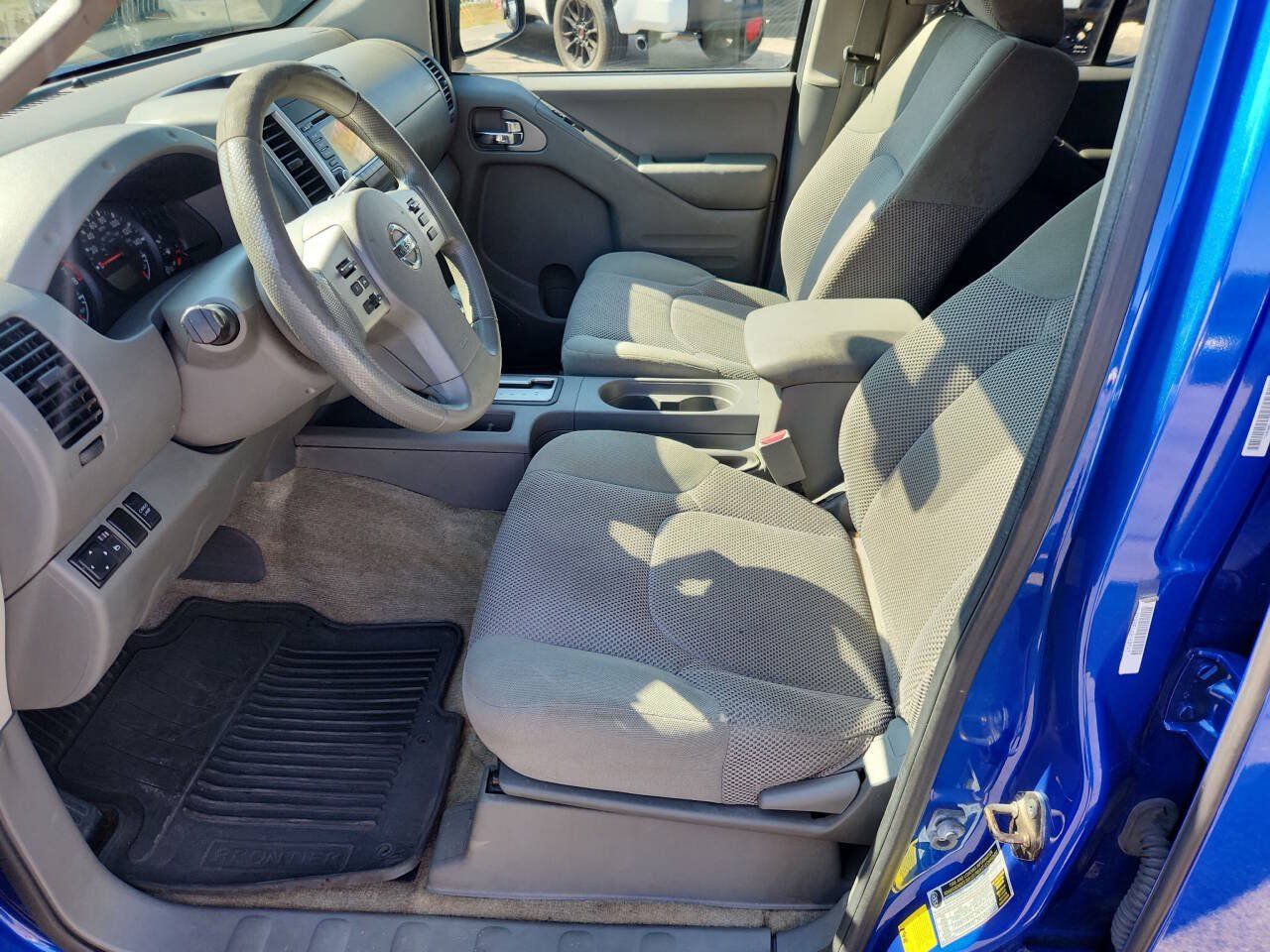 Used 2015 Nissan Frontier SV w/ SV Value Truck Package RWD image 10