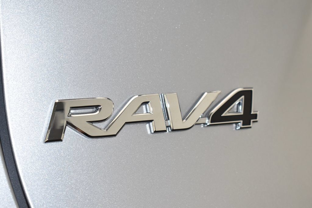 Used 2025 Toyota RAV4 XLE AWD/4WD image 9