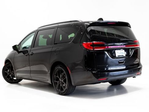 Used 2025 Chrysler Pacifica Limited FWD image 31