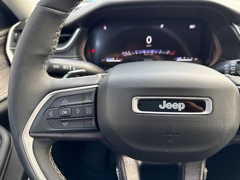 Used 2023 Jeep Grand Cherokee Limited w/ Black Appearance Package AWD/4WD image 25