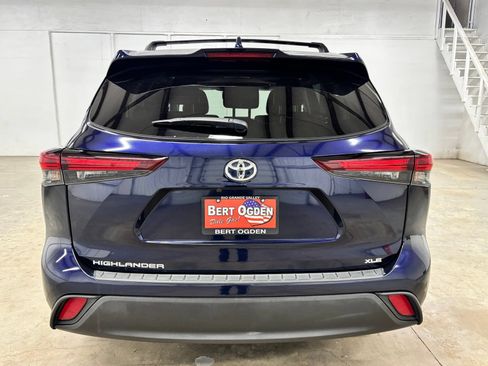 Used 2024 Toyota Highlander XLE FWD image 6