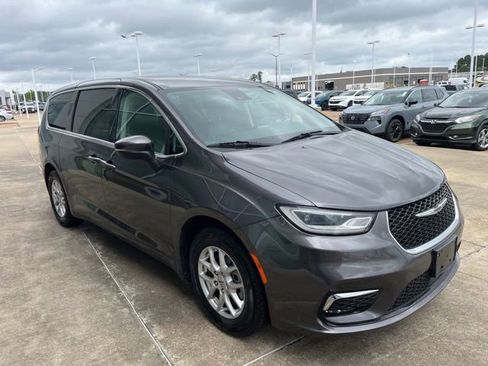 Used 2023 Chrysler Pacifica Touring-L FWD image 5