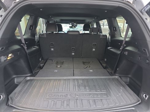 Used 2023 Jeep Grand Cherokee L Laredo image 7