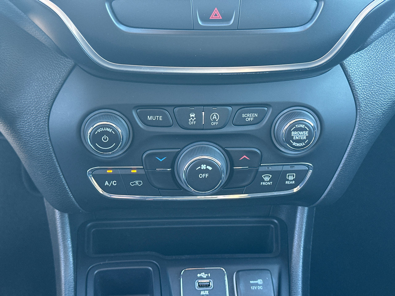 Used 2019 Jeep Cherokee Latitude w/ Popular Appearance Group FWD image 29