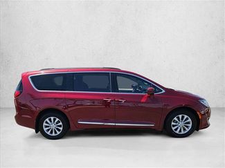 Used 2017 Chrysler Pacifica Touring-L FWD video 4