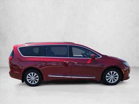 Used 2017 Chrysler Pacifica Touring-L FWD image 4
