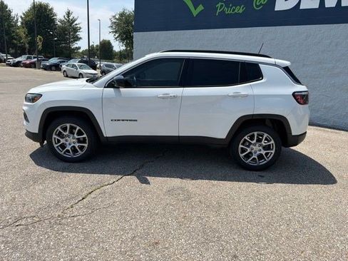 Used 2022 Jeep Compass Latitude w/ Sun and Sound Group AWD/4WD image 2