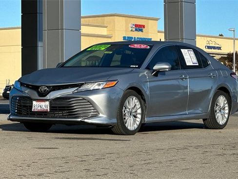 Used 2020 Toyota Camry XLE image 10