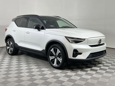 Used 2023 Volvo XC40 Recharge Plus image 2