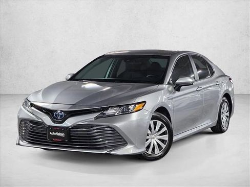 Used 2019 Toyota Camry LE image 1