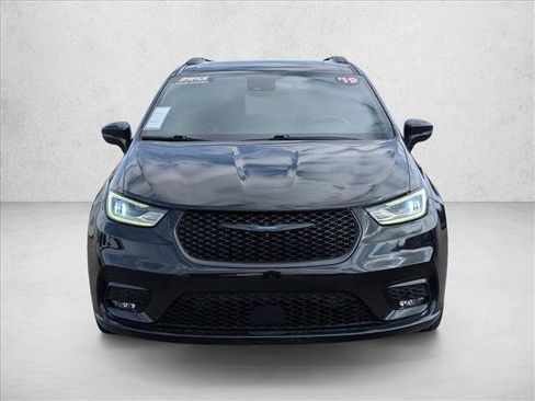 Used 2021 Chrysler Pacifica Limited w/ Uconnect Theater Family Group image 2