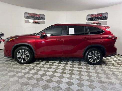 Used 2023 Toyota Highlander XLE FWD image 7