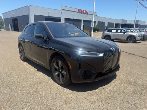 Used 2023 BMW iX xDrive50 w/ Sport Package AWD/4WD image 6