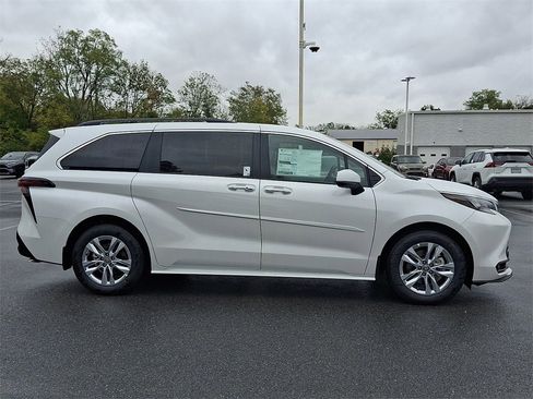 New 2025 Toyota Sienna XLE image 4