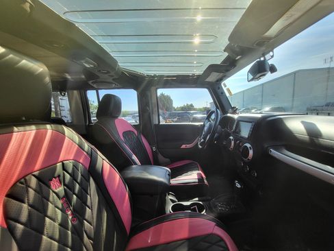 Used 2014 Jeep Wrangler Unlimited Sahara w/ Connectivity Group AWD/4WD image 8
