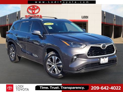 Used 2022 Toyota Highlander XLE image 1