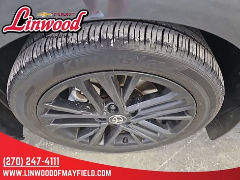 Used 2025 Toyota Camry SE w/ Convenience Package FWD image 6