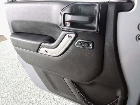 Used 2013 Jeep Wrangler Unlimited Sahara w/ Mopar Chrome Edition Group image 20