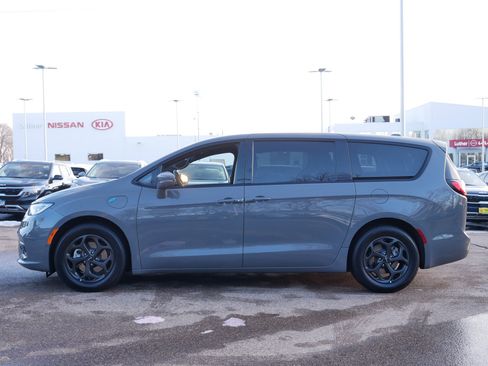 Used 2022 Chrysler Pacifica Limited w/ Uconnect Theater Family Group image 42