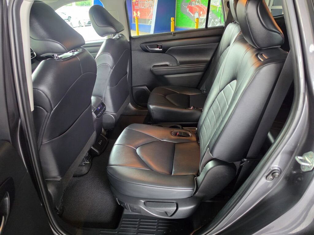 Used 2023 Toyota Highlander XLE AWD/4WD image 18
