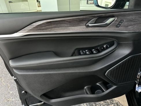 Used 2025 Jeep Grand Cherokee Overland AWD/4WD image 10