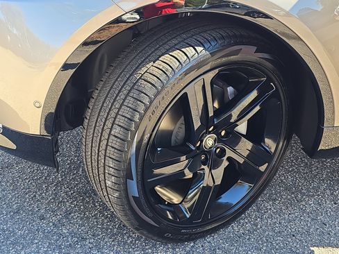 New 2026 Land Rover Discovery Dynamic SE image 32