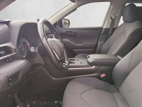 Used 2021 Toyota Highlander LE FWD image 15