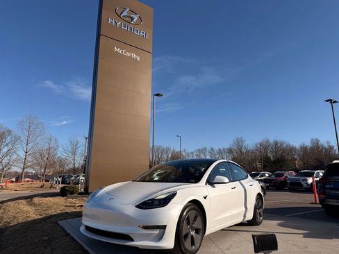Used 2023 Tesla Model 3 Standard Range image 1