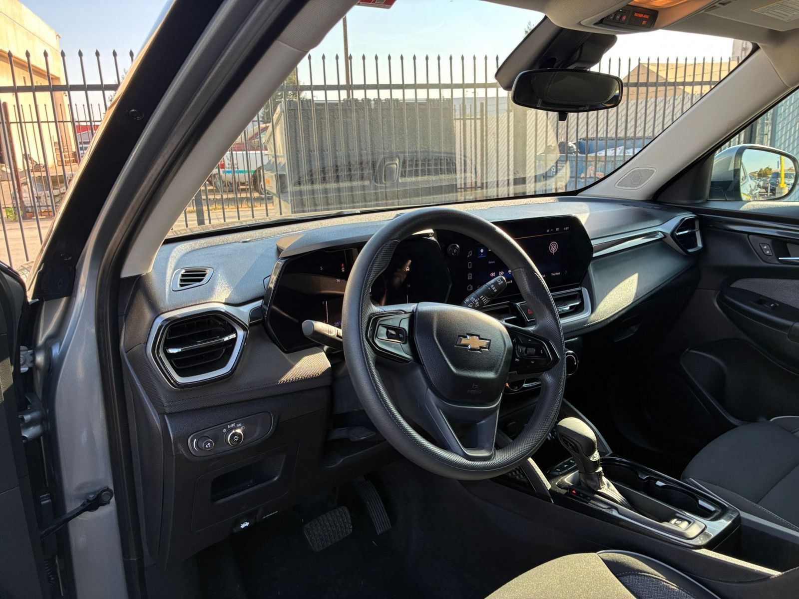 Used 2025 Chevrolet TrailBlazer LT FWD image 32
