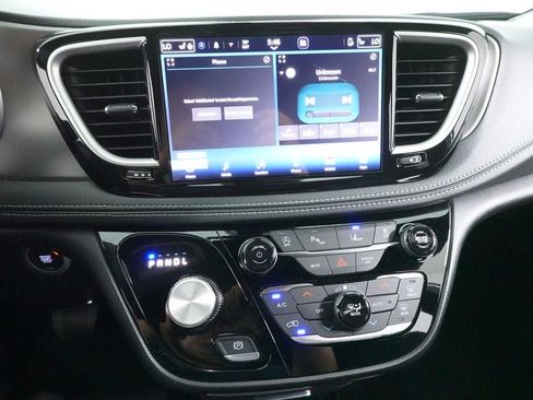 New 2027 Chrysler Pacifica Select FWD image 13