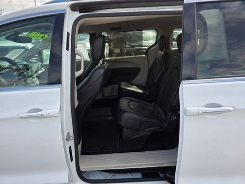 Used 2019 Chrysler Pacifica Touring-L FWD image 10