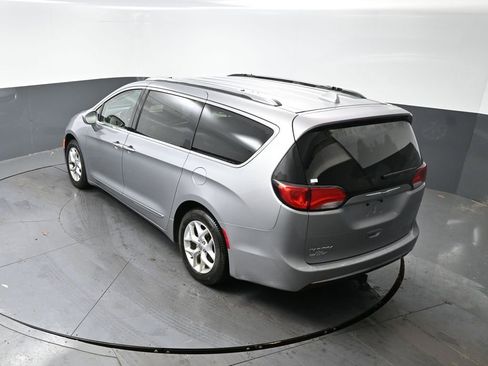 Used 2018 Chrysler Pacifica Touring-L w/ Tire & Wheel Group image 19