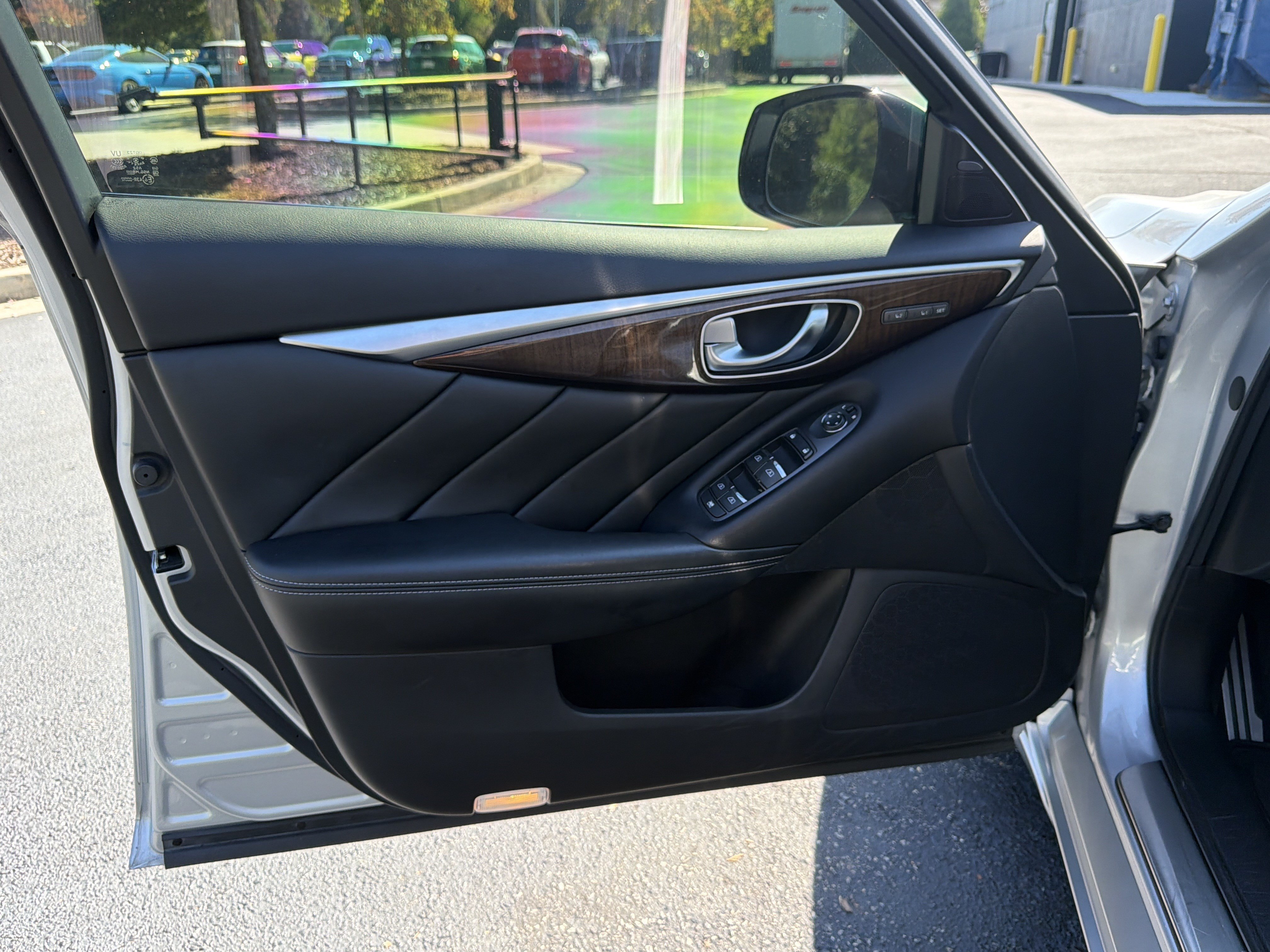 Used 2015 INFINITI Q50 Hybrid AWD w/ Deluxe Technology Package image 15