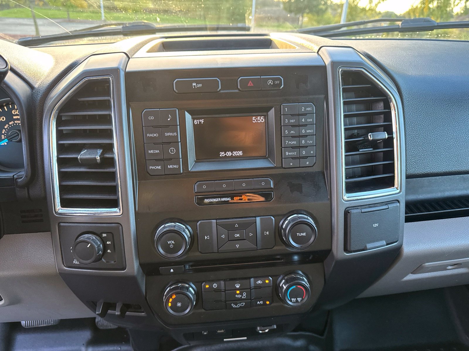 Used 2015 Ford F150 XLT AWD/4WD image 17