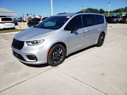 New 2026 Chrysler Pacifica Select w/ S Appearance Package